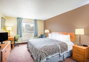 Days Inn by Wyndham Evansdale Waterloo