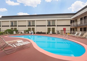 Days Inn & Suites by Wyndham Fort Bragg/Cross Creek Mall