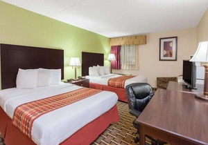 Days Inn & Suites by Wyndham Madison Heights MI