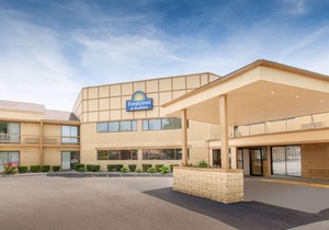 Days Inn & Suites by Wyndham Madison Heights MI