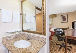Days Inn & Suites by Wyndham Madison Heights MI