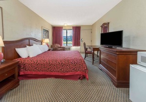 Days Inn & Suites by Wyndham Dayton North