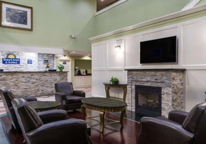 Days Inn & Suites by Wyndham Columbus East Airport