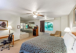 Days Inn & Suites by Wyndham Kaukauna WI