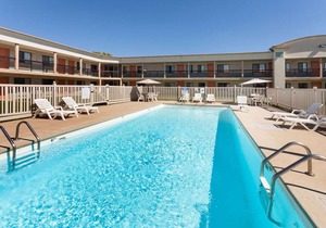 Days Inn & Suites by Wyndham Kokomo