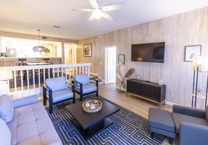 Deeded beach access, 1st floor condo, Pool, Walk to Shops & Restaurants