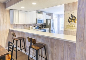 Deeded beach access, 1st floor condo, Pool, Walk to Shops & Restaurants