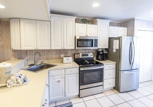 Deeded beach access, 1st floor condo, Pool, Walk to Shops & Restaurants