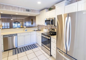 Deeded beach access, 1st floor condo, Pool, Walk to Shops & Restaurants