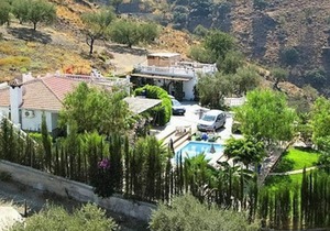 Delightful 2-bedroom bungalow 'Vinuela', sleeps 4, in country holiday complex