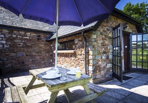 Delightful 2 bedroom cottage in beautiful Devon countryside, indoor pool & sauna