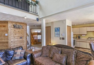 Delightful 2 Level Home at 7 Springs Resort