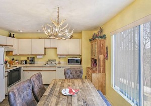Delightful 2 Level Home at 7 Springs Resort