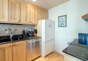 Delightful mountain condo with balcony - walk to lifts