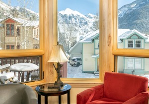 Delightful mountain condo with balcony - walk to lifts