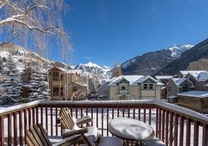 Delightful mountain condo with balcony - walk to lifts