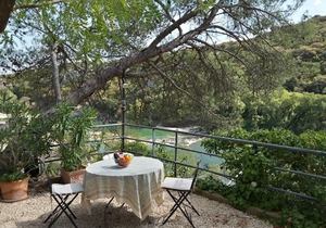 Delightful Riverside Apartment with River Views, The Wing