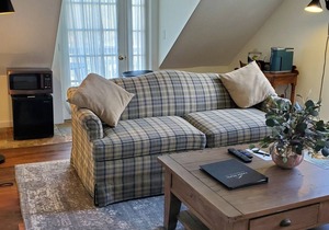 Deluxe King, Living Room w/sofa bed & fireplace