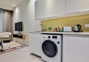 Deluxe King Suite with Twin Tower View 18