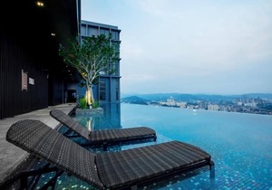 Deluxe King Suite with Twin Tower View 18