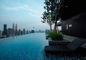 Deluxe King Suite with Twin Tower View 20