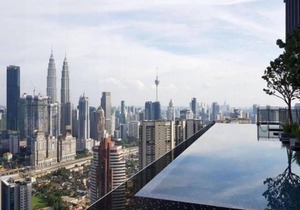 Deluxe King Suite with Twin Tower View 23