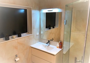 Deluxe Queen Private Room 1 | Private Bathroom - Flatbush Holiday Accommodation