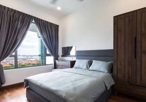 DELUXE SUITE Near STRAITS QUAY