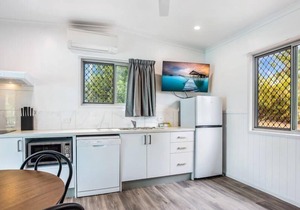 Deluxe Villa 1 BR - Fully self-contained, 1 Queen, Sofa, Single Bunk Beds