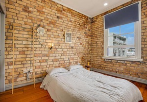 Designer apartment w/ carpark in AKLs hottest St!!