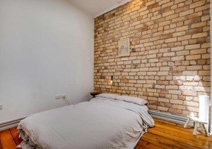Designer apartment w/ carpark in AKLs hottest St!!