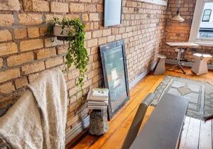 Designer apartment w/ carpark in AKLs hottest St!!
