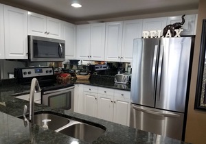Designer decor, Direct View, Very clean and well maintaned. Sleeps 6.