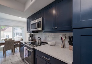 DESIGNER DECORATED 3 BR Spinnaker! Walk to beach & club! Amenity Cards! Dog Friendly!