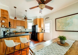 Designer Victorian Apartment Close to Forsyth, Nightlife by Lucky Savannah
