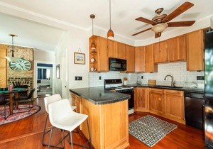 Designer Victorian Apartment Close to Forsyth, Nightlife by Lucky Savannah