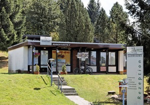 Detached chalet with terrace near a swimming lake