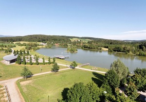 Detached chalet with terrace near a swimming lake