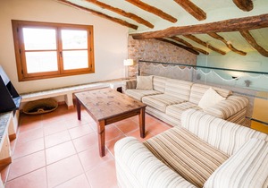 Detached country house on Pira town square.