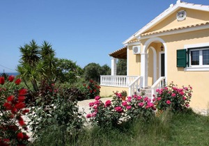 Detached holiday house at the sea, big garden, Wifi Skidi, Corfu