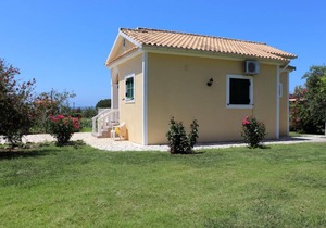 Detached holiday house at the sea, big garden, Wifi Skidi, Corfu