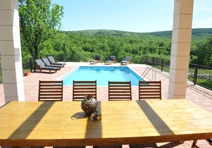 DETACHED HOLIDAY HOME WITH SWIMMING POOL FOR UP TO 10 PERSONS
