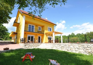 DETACHED HOLIDAY HOME WITH SWIMMING POOL FOR UP TO 10 PERSONS
