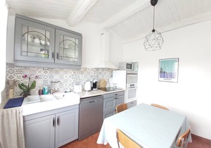 Detached house with dishwasher, enclosed garden, near beach and center