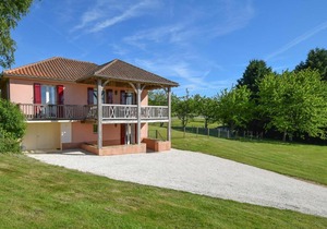 Detached house with stunning views and a private heated swimming pool