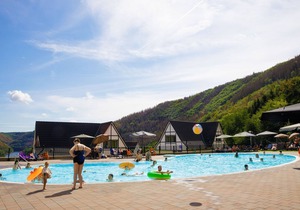 Detached villa with sauna, with view at the Rursee