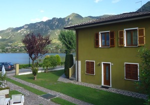 DIRECTLY ON THE BEACH/LAKE, apartment for up to 4 people, pool, garden, wide view