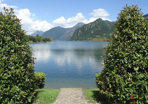 DIRECTLY ON THE BEACH/LAKE, apartment for up to 4 people, pool, garden, wide view