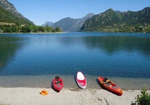 DIRECTLY ON THE BEACH/LAKE, apartment for up to 4 people, pool, garden, wide view