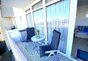 Directly on the dyke, sea view included!